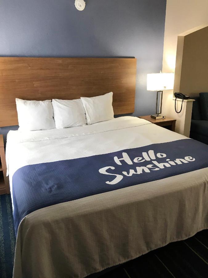 Days Inn By Wyndham Panama City Exterior photo