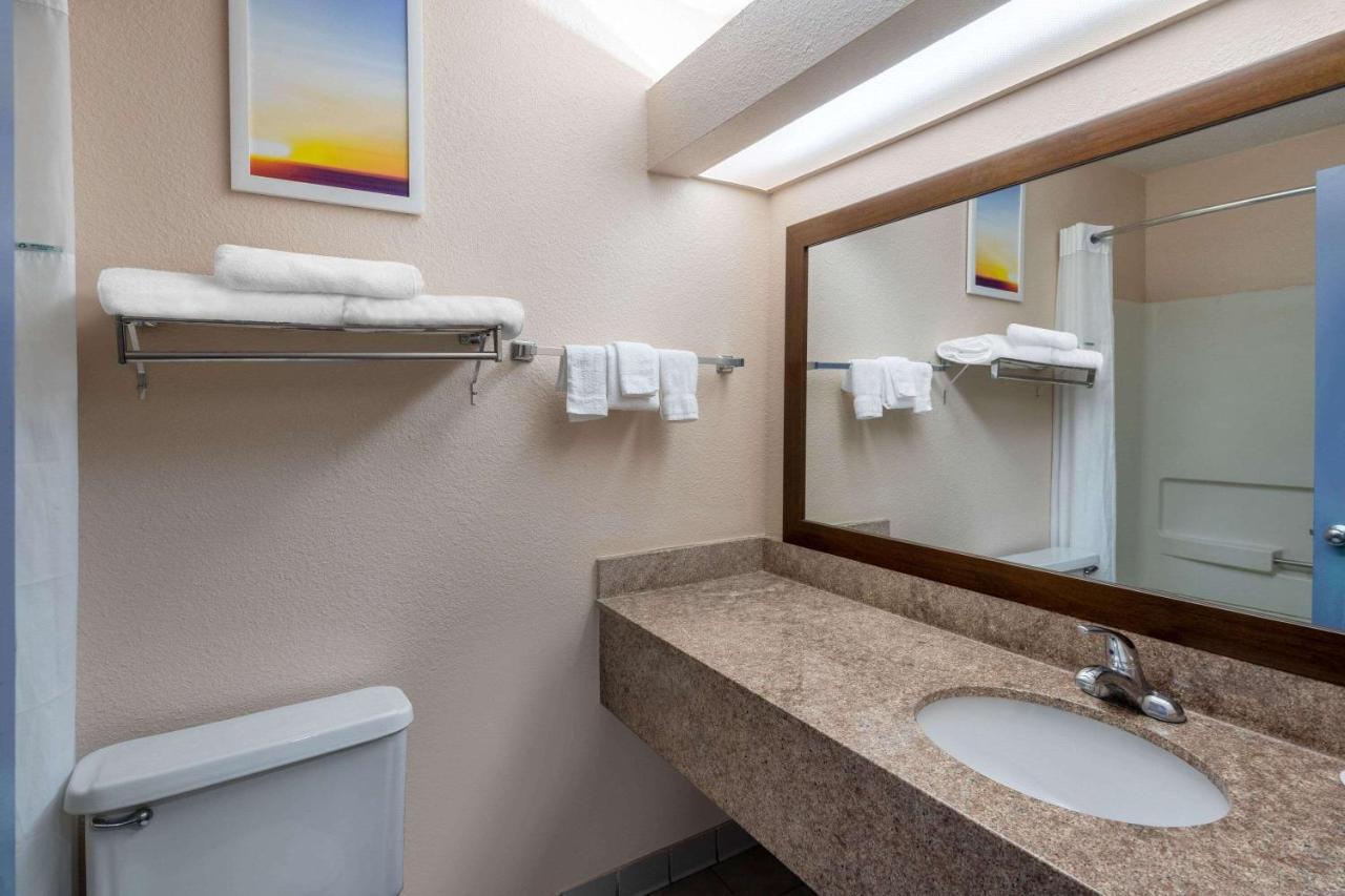 Days Inn By Wyndham Panama City Exterior photo