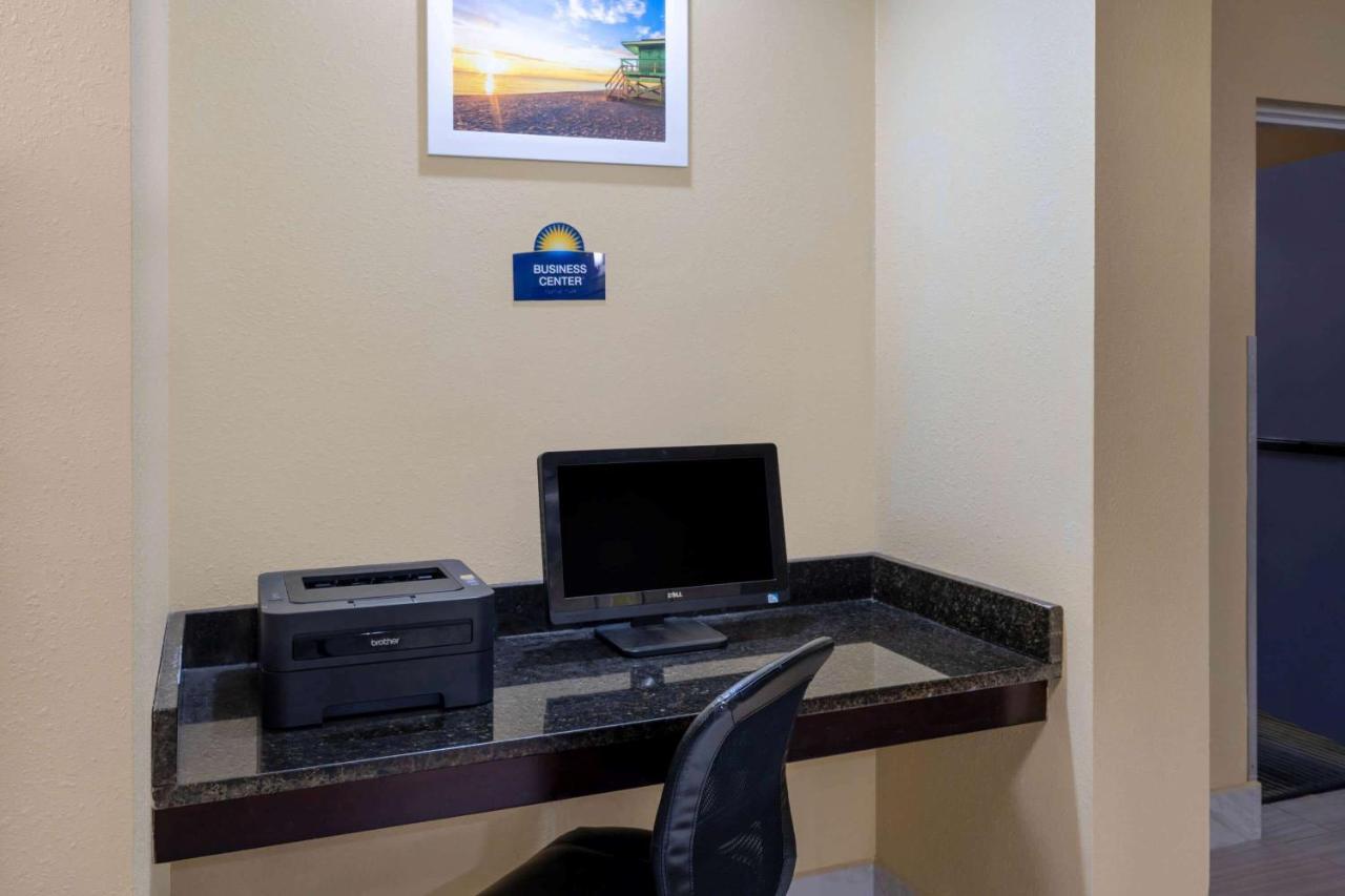 Days Inn By Wyndham Panama City Exterior photo