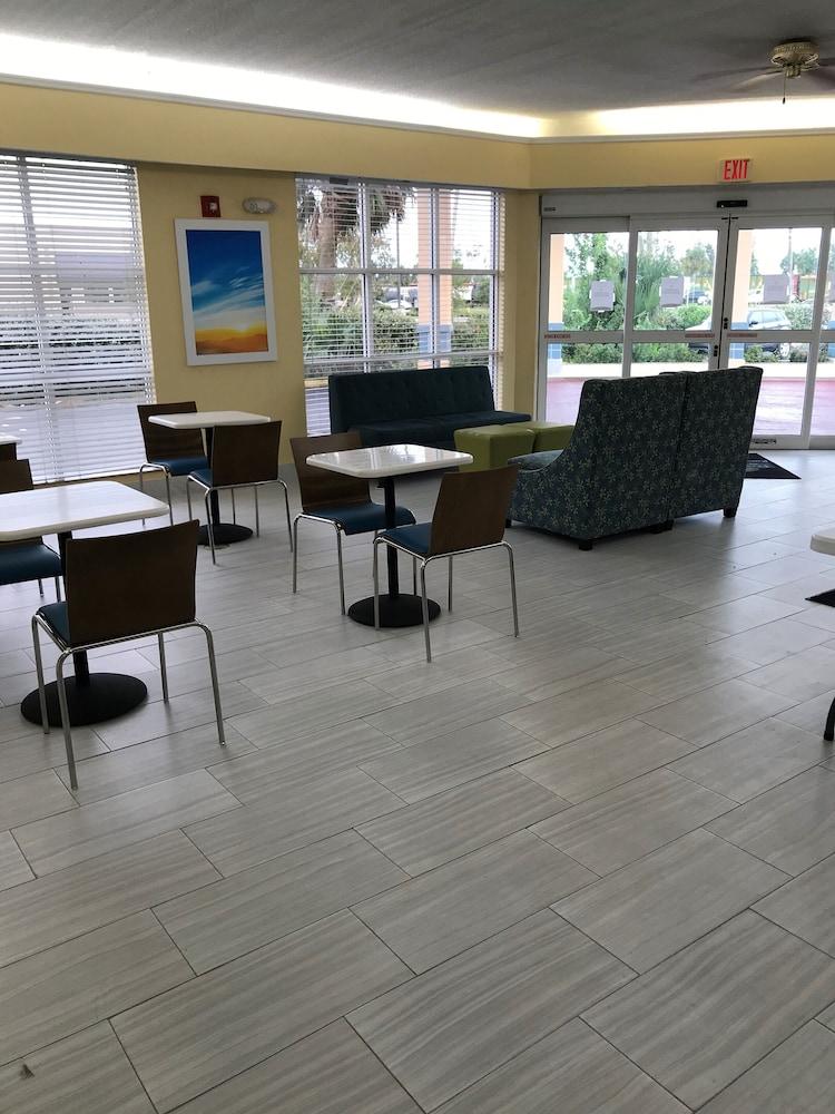 Days Inn By Wyndham Panama City Exterior photo