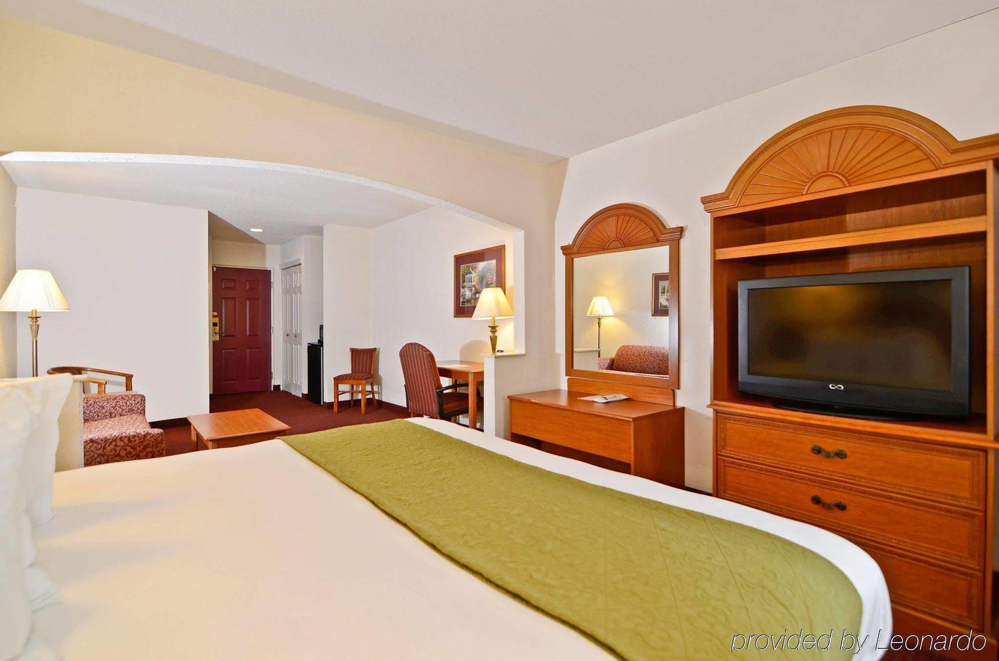 Days Inn By Wyndham Panama City Room photo